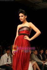 Model walks the ramp for Arjun Show at Lakme Winter fashion week day 4 on 20th Sept 2010 (74).JPG
